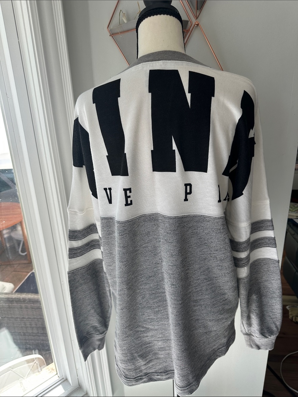 VICTORIA’s SECRET PINK Gray White Long-Sleeve Sweater Sweatshirt Jersey Sz Small - Picture 3 of 10